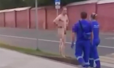 Çılpaq kişi küçədə qadına hücum etdi