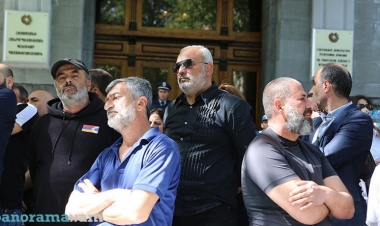 Qarabağda ölən ermənilərin valideynləri Paşinyanın “kəlləsini” tələb edirlər –