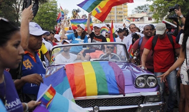 Kubada eynicinslilərin nikahına və surroqat analığa icazə verildi