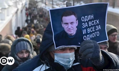 “Putin yatmış çoxluğu oyatdı” –