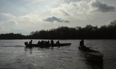 Çılpaq miqrantlar aləmi qarışdırdılar