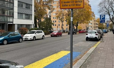 Rusiyaya Ukrayna “şilləsi”: baş konsulun parklama yerə mavi-sarıya boyandı