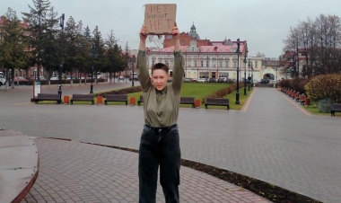 Rusiyada anti-müharibə dalğası: səhnədən hayqıran, meydanda saçını kəsdirən... -