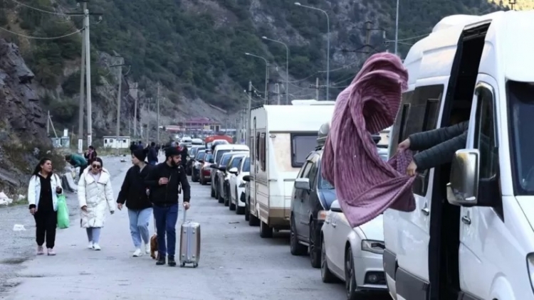 Ümidsiz gələcək, yorğun yolçular və sarı pişik: ruslar ölkələrindən necə qaçırlar? –