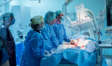 Yüz illik qaraciyər transplantasiya olundu