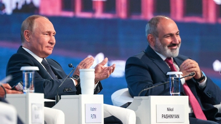 Putin İrəvanda: Paşinyanın iki hədəfi