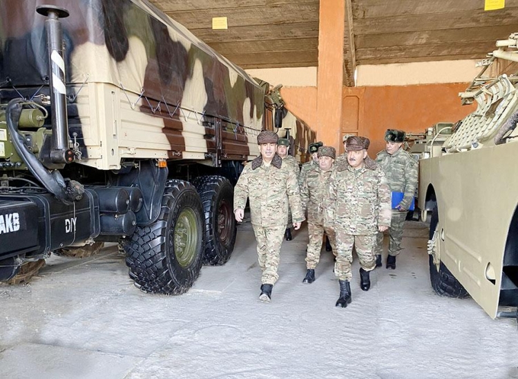 Müdafiə naziri Quru Qoşunlarının bazasında olub