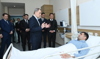 Nazir səfirliyə hücum zamanı yaralananları ziyarət edib -