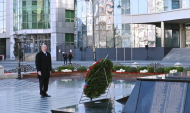 Prezident soyqırımı abidəsini ziyarət edib